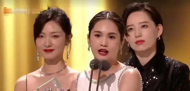 杨丞琳话还没说完,万茜和李斯丹妮就憋不住了,在后面小声嘀咕起来,也