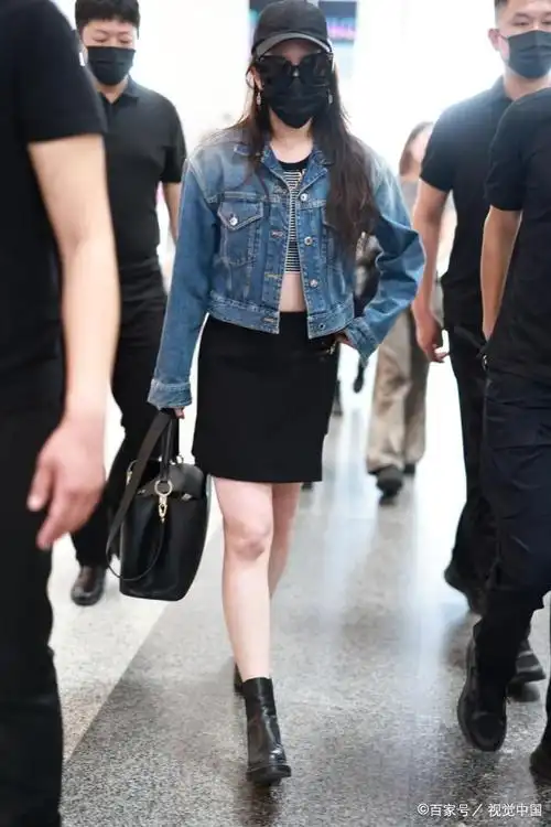 刘亦菲她身着一袭黑色短裙,犹如黑夜中的精灵,轻盈而灵动