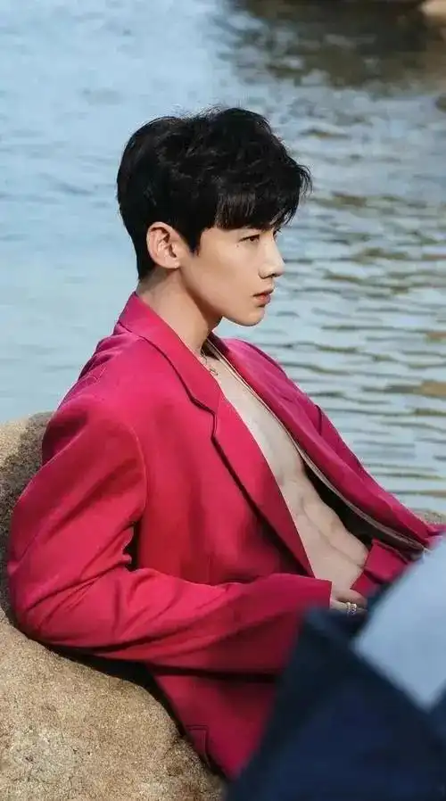 鲜肉男神白敬亭也有性感男人的一面,肌肉身材男人味