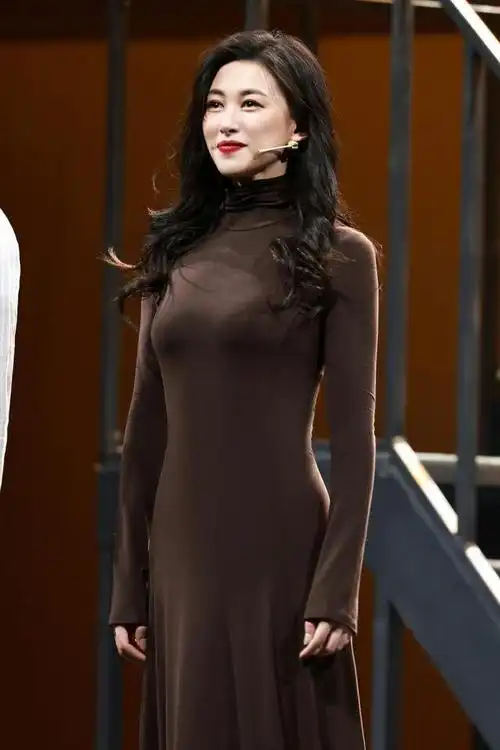 朱珠果然是气场女王,穿黑色深v连衣裙配大红唇,贵妇感十足!