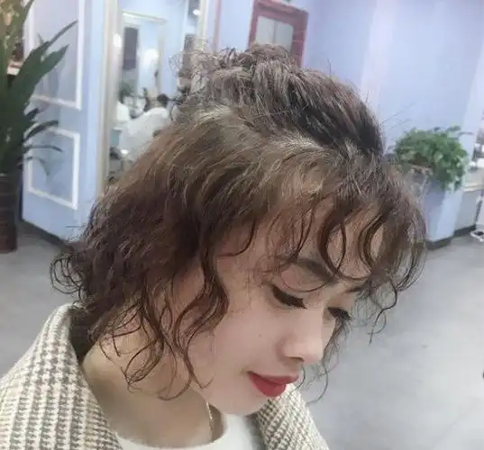 烫刘海现在很时尚不仅修饰脸型还有很好的视觉效果