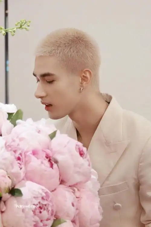 歌手米卡开始新的篇章