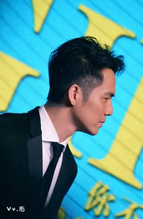 钟汉良#无奈被保安挤到边边.