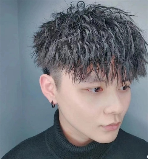 铲青前刺短发本就时尚个性,锡纸烫的驾驭,整个发型蓬松又有空气感.