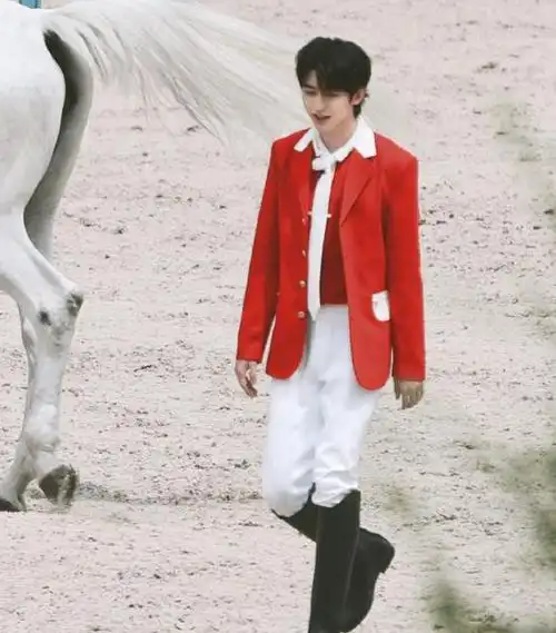 原创蔡徐坤骑马场被抓拍看到全身照确定不是童话里的白马王子