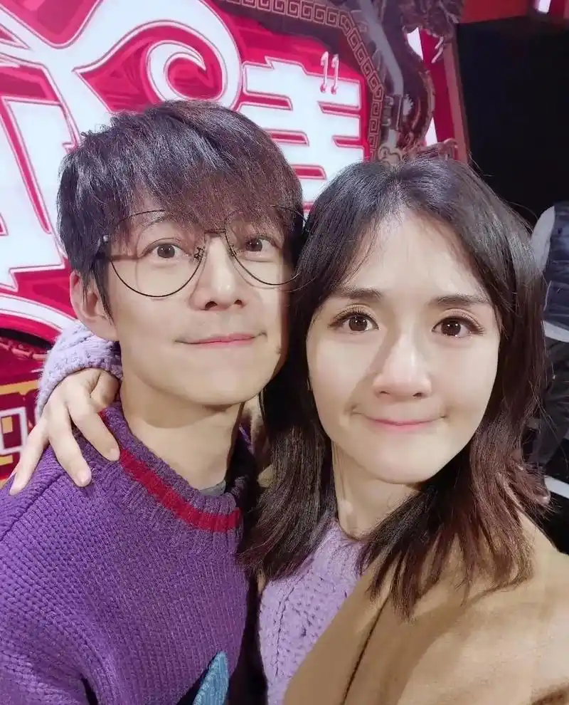 春晚彩排谢娜被迫离场,临走时拥抱何炅,眼中含泪情绪不佳!