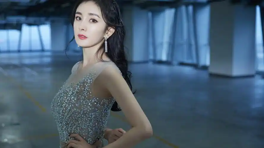 46m上传时间:2020-06-16壁纸标签:杨幂闪钻长裙优雅写真桌面壁纸壁纸