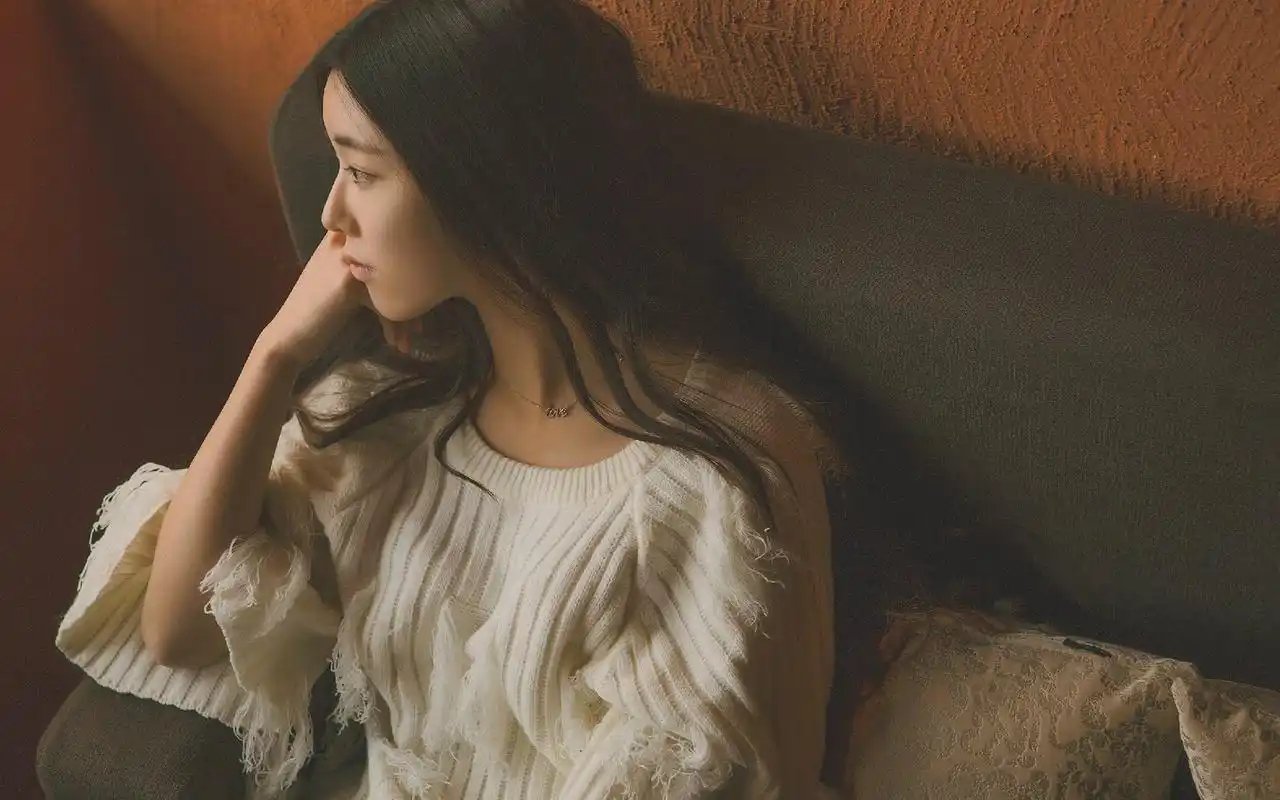 气质优雅侧颜美女写真电脑桌面壁纸