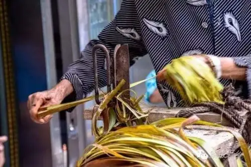 剥麻时用一根川西常用的高板凳,一头坐人,一头放麻枝子,再捆一捆剥了