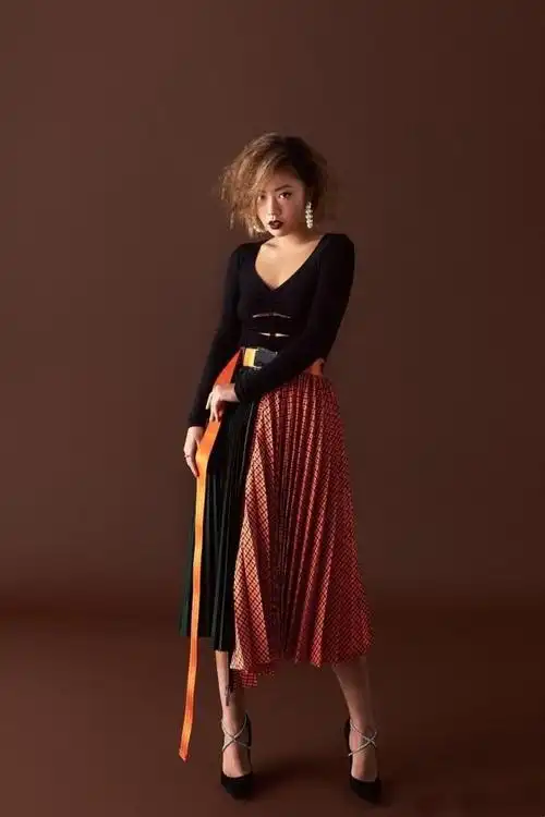 王菊时髦感在线穿牛仔连体裤秀出古铜色肌肤一双腿好有肌肉感