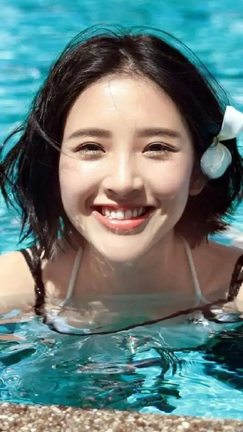 唐艺昕笑起来真的超甜,就是手里的包不太好看,有点拉低段位!