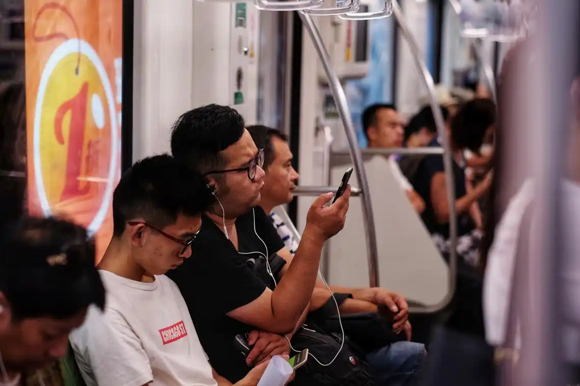 地铁看手机的人上海