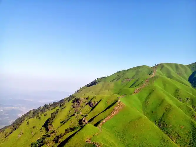 江西萍乡的武功山海拔高19183米满眼绿油油的草甸一望无际仿佛自己置