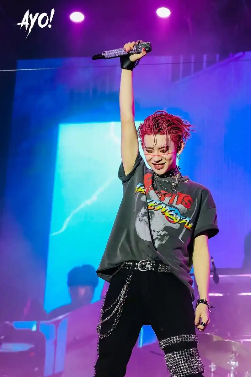 明星丨王琳凯红发造型亮相ayo!音乐节 每一场舞台都是巅峰之作