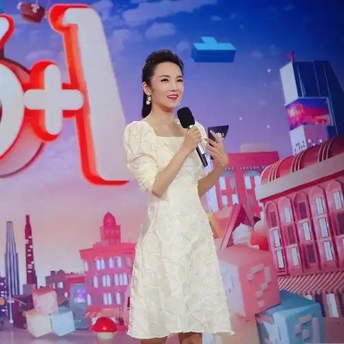 回顾管彤26岁进央视41岁结婚42岁冒险生子如今被丈夫宠成公主