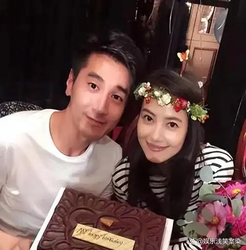 高圆圆勾着老公脖子,隔着口罩与赵又廷亲吻,女儿司空见惯般淡定