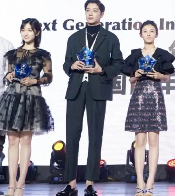 沈月:我身高160,张子枫:好巧,我也是!俩人同框观众笑了