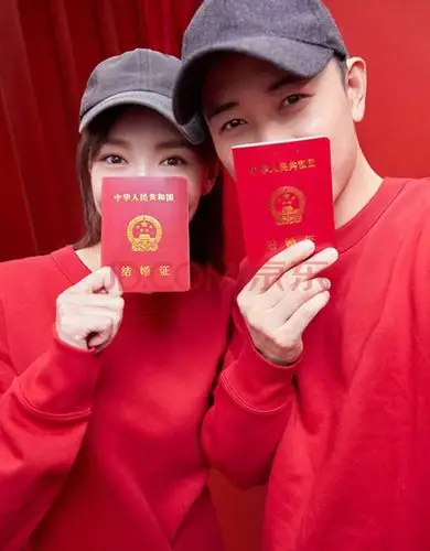 幻夕兔明星同款结婚证件红色圆领卫衣男女长袖韩版圆领