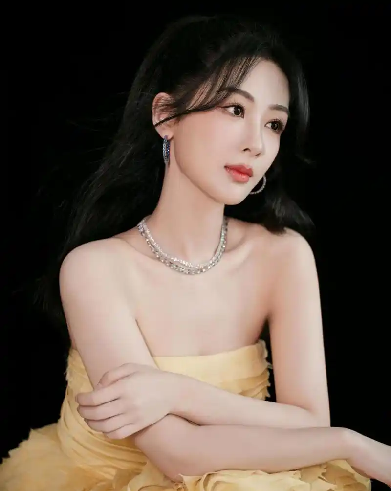 杨紫瘦了以后怎么穿都好美,一袭黄色抹胸裙