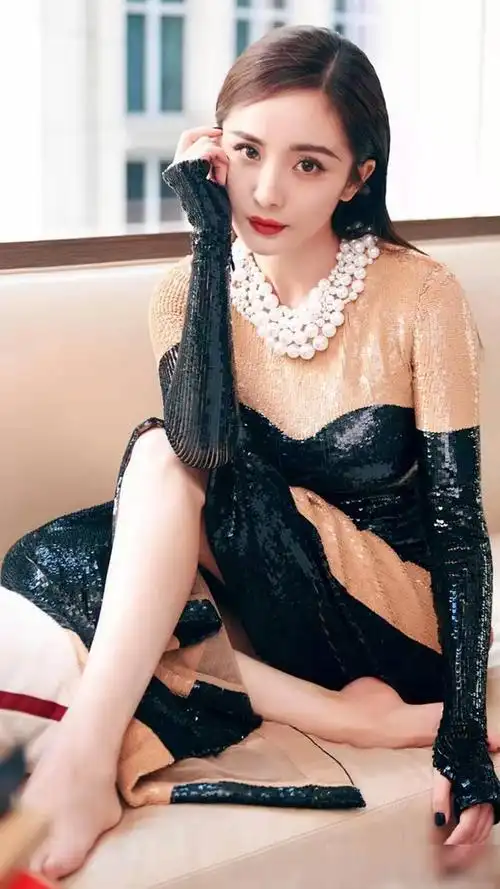 34岁杨幂身材有料优雅性感少女感十足