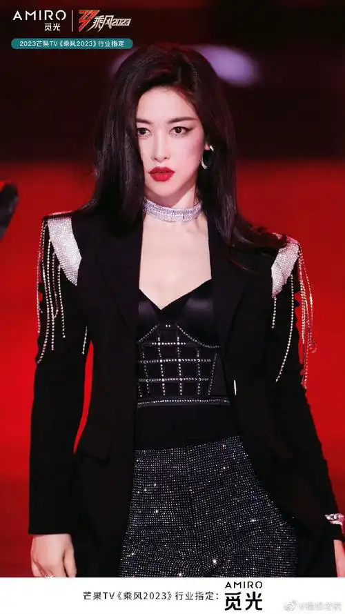 那时候墙壁上,课桌上书上都贴了好多朱珠的照片,在乘风破浪的姐姐里面