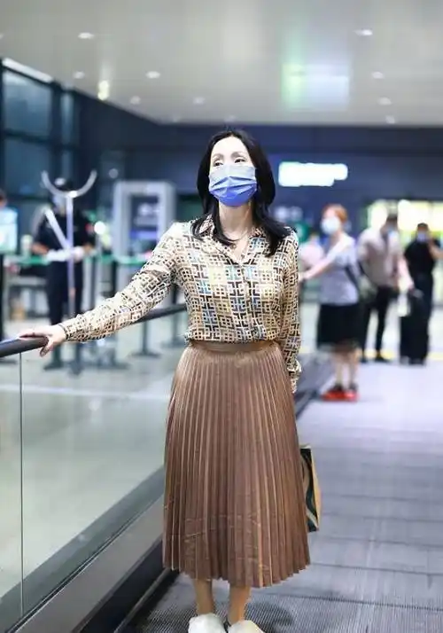 陶虹也难逃"中年发福",幸好靠穿搭能加分,但素颜看着有点憔悴_面料