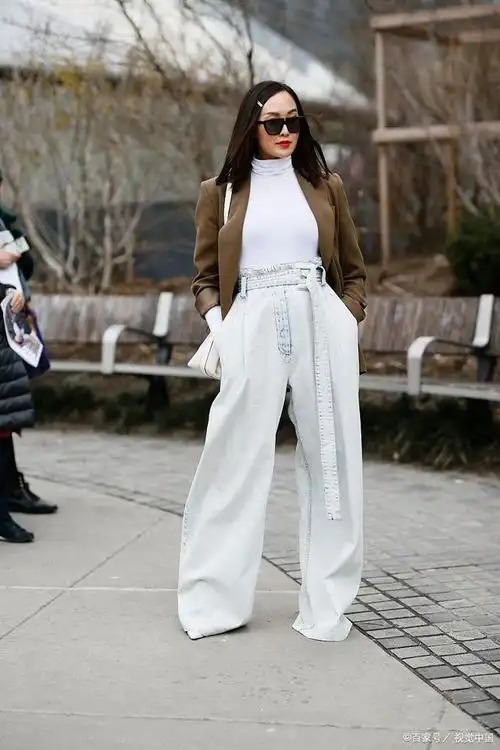 然而,如何搭配上衣才能展现出白色裤子的最佳魅力呢?