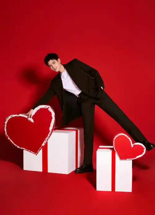 陈飞宇黑色西装炙热大片##陈飞宇黑西装爱心大片