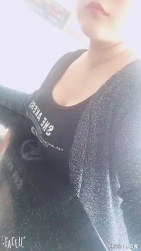 胸大的姑娘真的可以把胸放在桌上吗看到这些照片你就信了