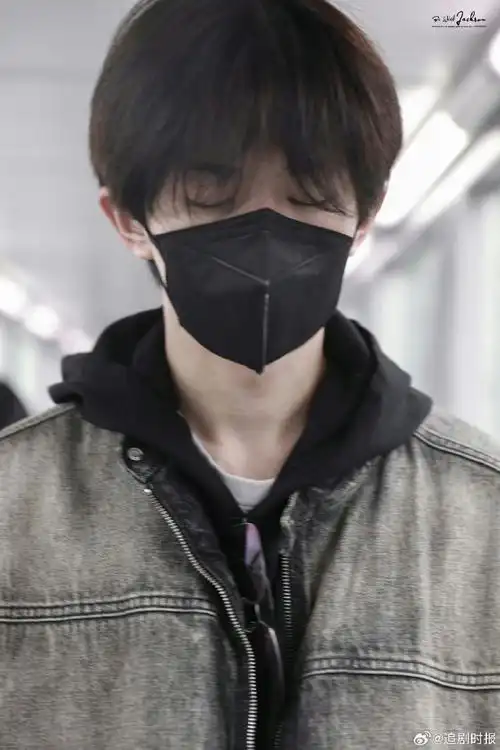 易烊千玺米兰时装周启程,一身黑色look,好酷的千玺,起落平安,时装周