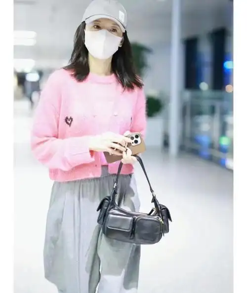 董洁"苦相脸"终于逆袭了!穿粉色走机场好嫩啊,笑起来都变甜了