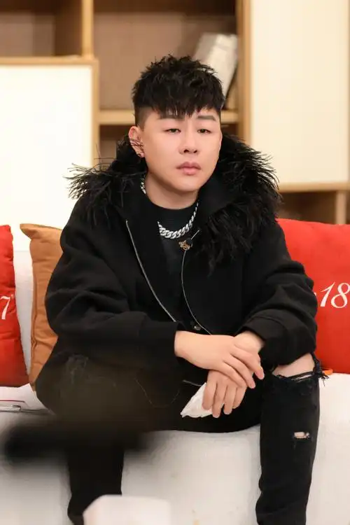 《再见爱人2》观察室嘉宾@胡彦斌在微博发布了316个字长的情诗告别