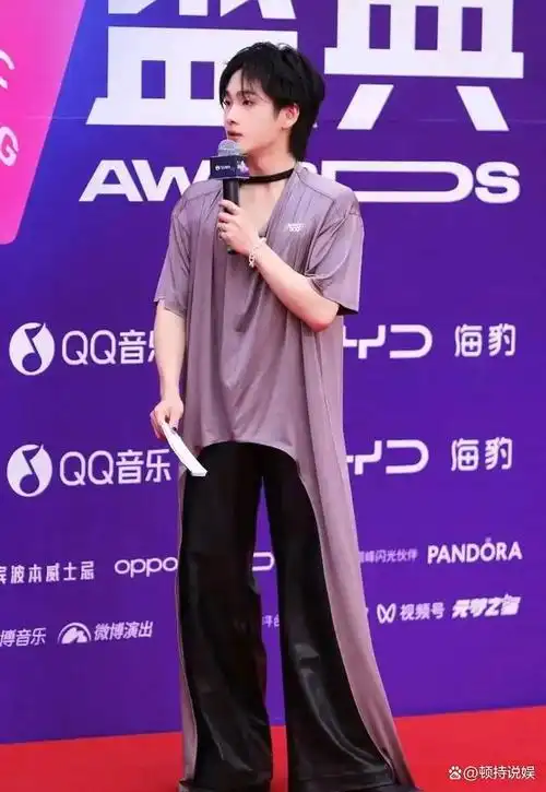 广州这一夜男星穿裙子戴蕾丝妖娆的台步让我感到妖风阵阵