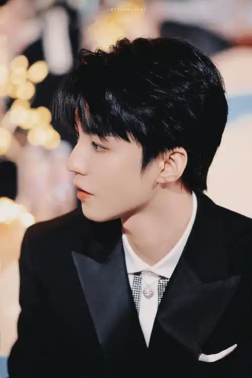 来看王俊凯名品侧颜大赏哪一面都超惊艳!