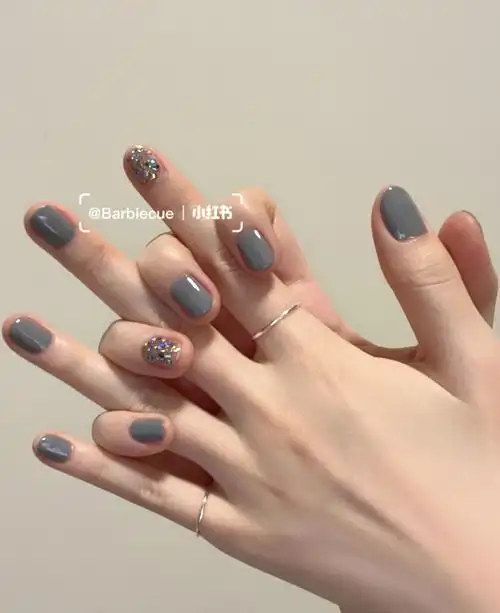 简约美甲质感灰跳色璀璨色搭配