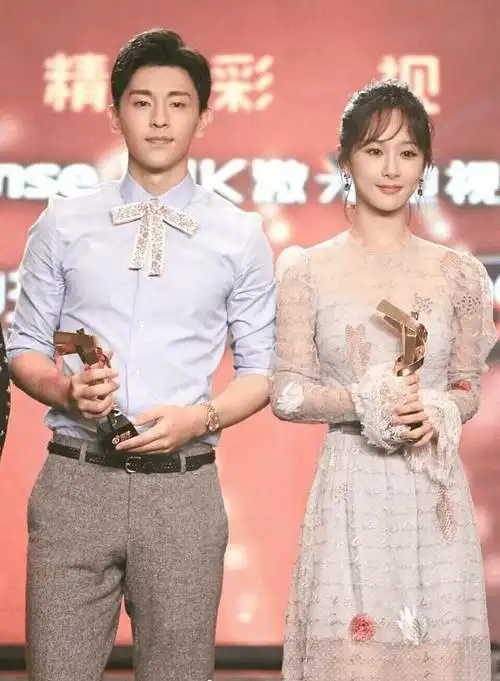 杨紫现身微博电视盛典大写的好看与邓伦合影更是cp感十足