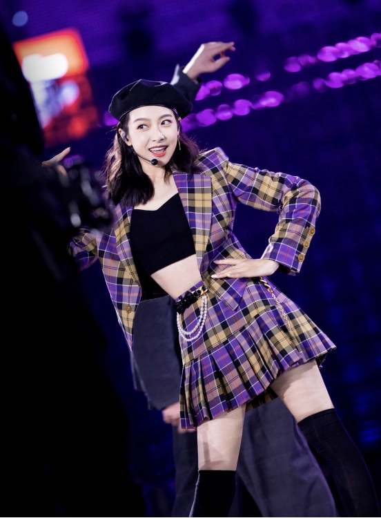 宋茜穿短上衣大秀马甲线,加上束脚裤都遮不住的大长腿,身材绝了