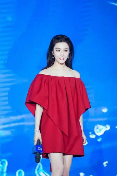 范冰冰的盛世美颜好惊艳白色露肩上衣配拖地喇叭裤高级又精致