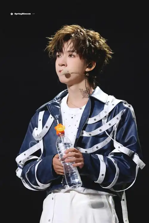 贺峻霖 梦蝶破笼##贺峻霖饭撒小天使##时代少年团叁重楼暨出道四帜觋