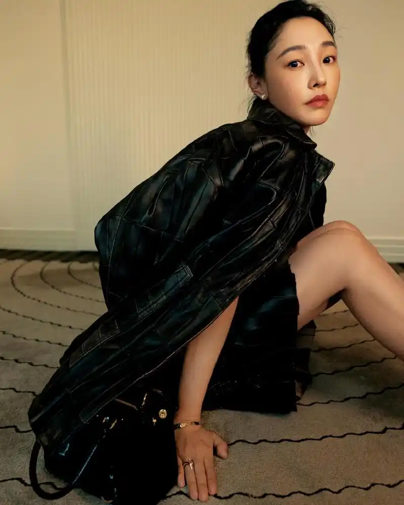 白百何身穿白衣搭配黑色皮衣和黑裙,露出纤细美腿,示范黑白配简约穿