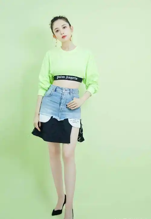 原创古力娜扎私服美爆了穿黑色吊带加超短裤小蛮腰大长腿一样不落