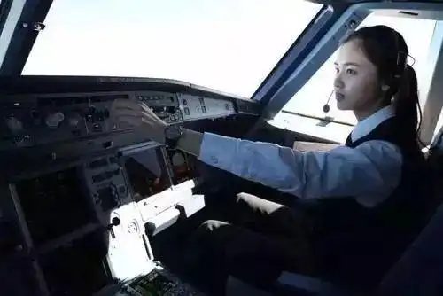 她,可能是全球最年轻的女机长……_伍倩玉