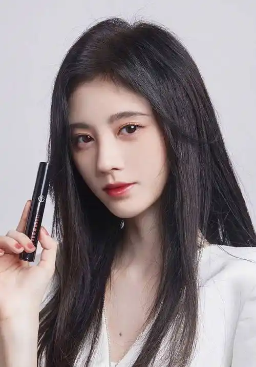 鞠婧祎不是"美少女"了,一袭黑色亮片西装配红唇,霸气得像女王_时尚