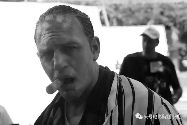 汤姆哈迪黑帮新片口碑扑了毁容演疤面煞星神似教父马龙白兰度