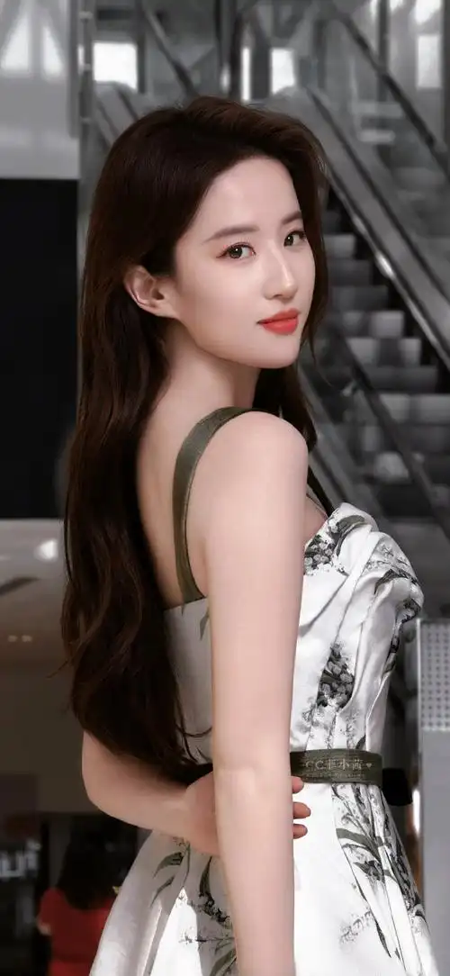 刘亦菲##刘亦菲阿布扎比旅拍##刘亦菲玫瑰故事##刘亦菲黄亦玫