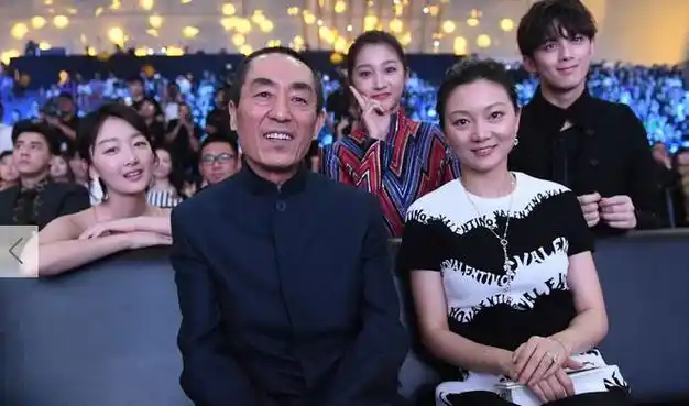 张艺谋与新生代演员合影却被关晓彤抢镜周冬雨成亮点