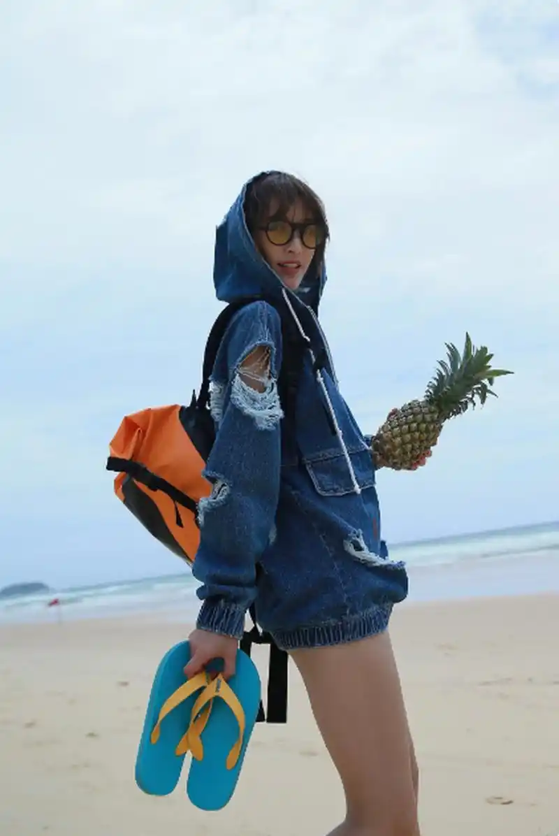 这组大片不仅让人们感受到夏日的清凉和活力,还展现了张俪时尚的一面.