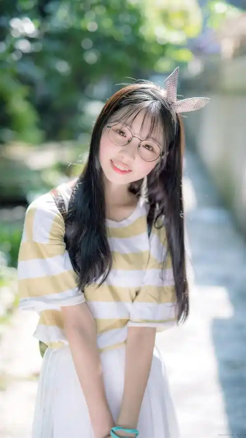 可爱清纯美女户外写真手机壁纸下载