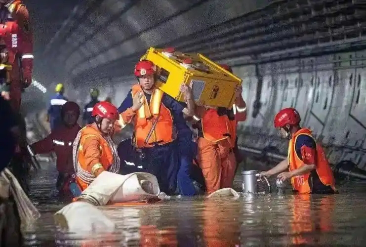 鄂豫同舟 共克时艰丨湖北消防救援总队援豫防汛救灾纪实_郑州