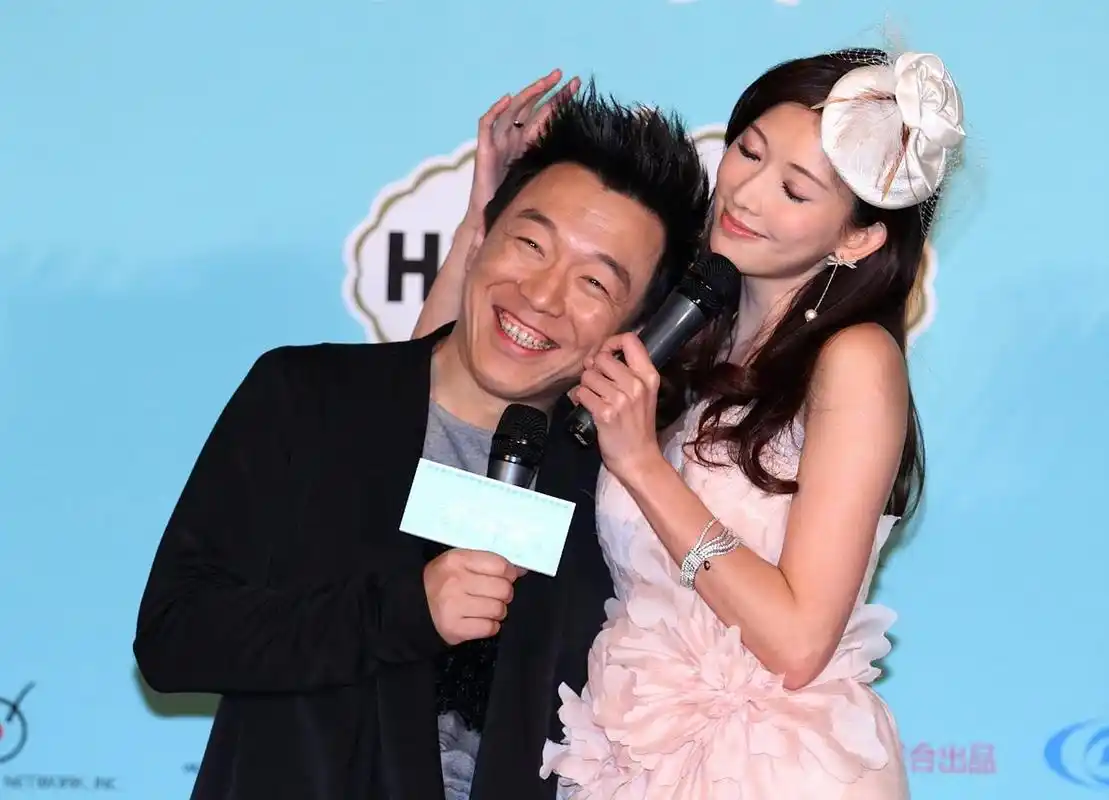 一次颁奖典礼,姜文看见黄渤在场,故意调侃:"这么严肃的电影节,你跑来